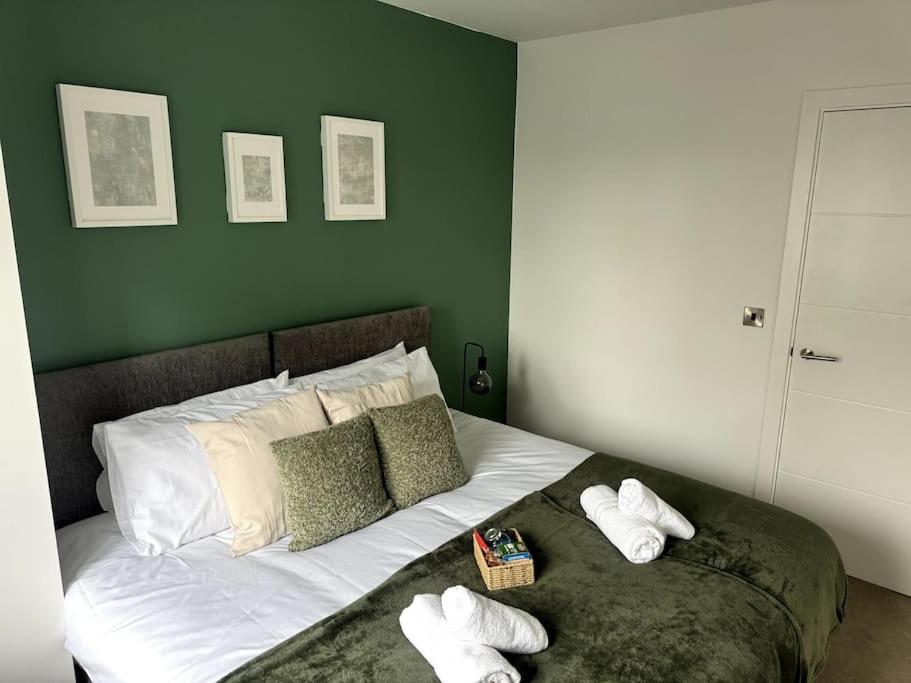 Luxury Oaks Suite, Free private parking, 2 Bed 2 Bathroom Apartment, Central Solihull, Birmingham