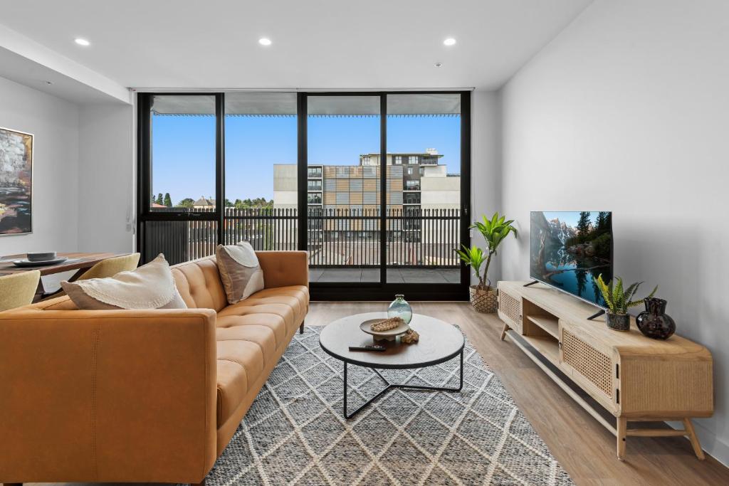 Modern Apartment on Burgundy precinct & Parklands, Melbourne
