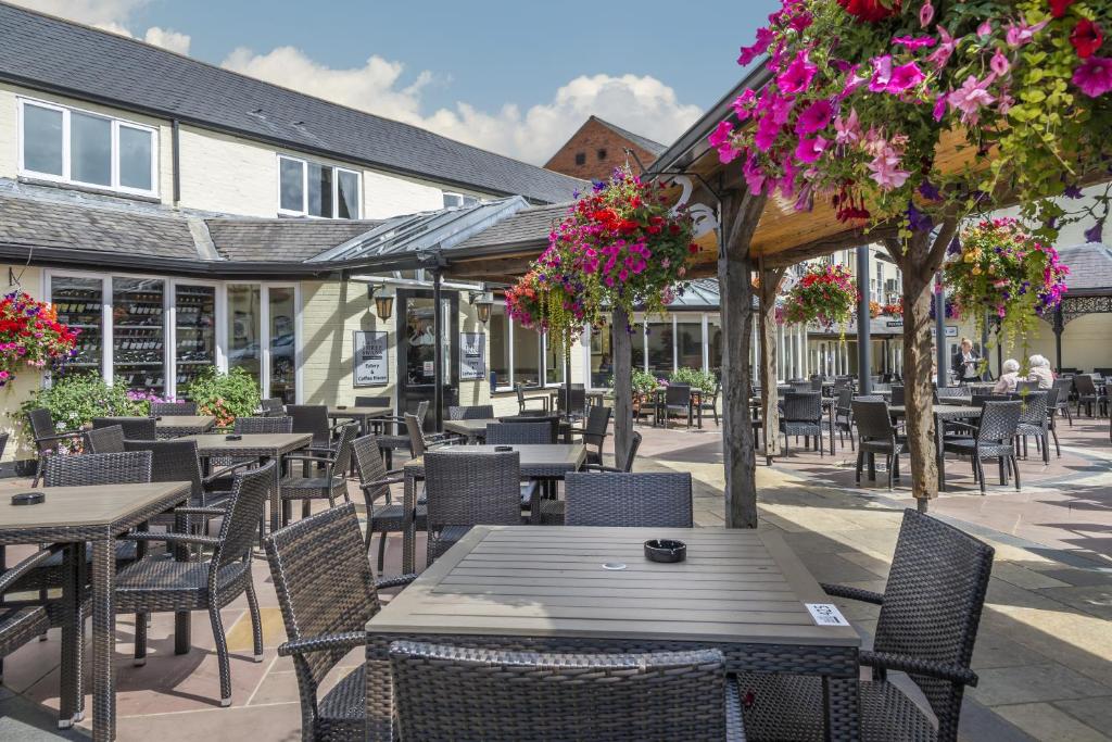 The Three Swans Hotel, Market Harborough, Leicestershire photo