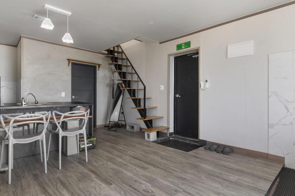 벚꽃길 지나서 조식