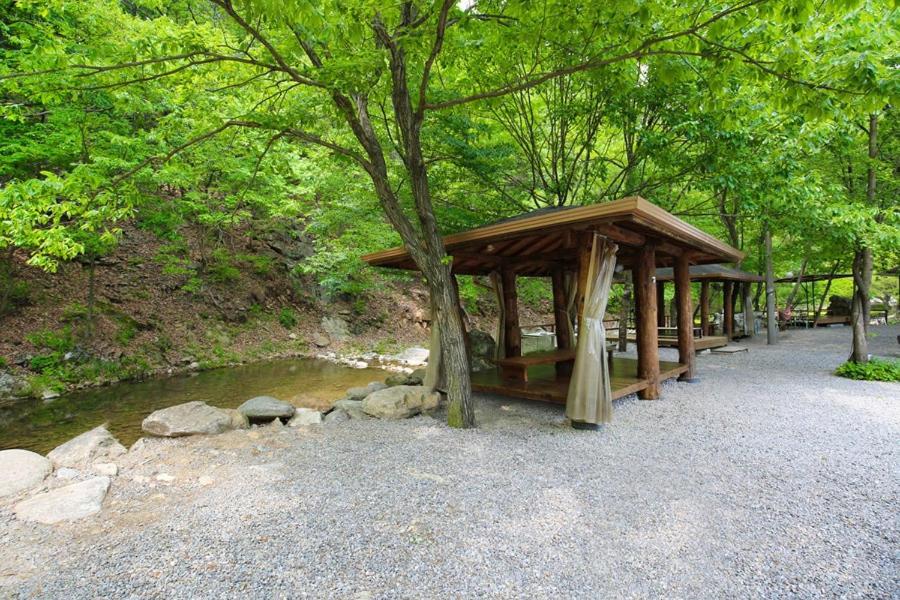 가평 샘물펜션 테라스