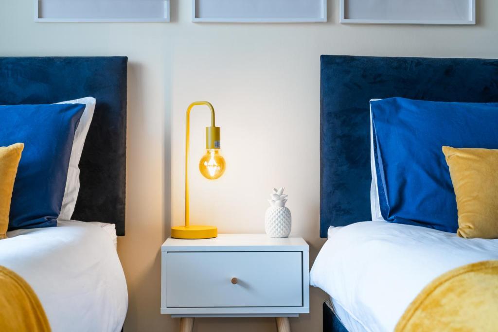 2 Bedroom Apartment in Hatfield - Gated Free Parking - Amazing for Contractors - Private Bathrooms - Near University & Business Park - Big savings on Longer Stays, Hatfield