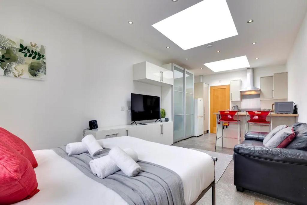 Pass the Keys Central Modern Cabin on Mill Road, Cambridge