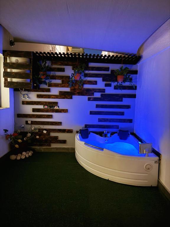 Private Jacuzzi suite apartment with garden, Káhira