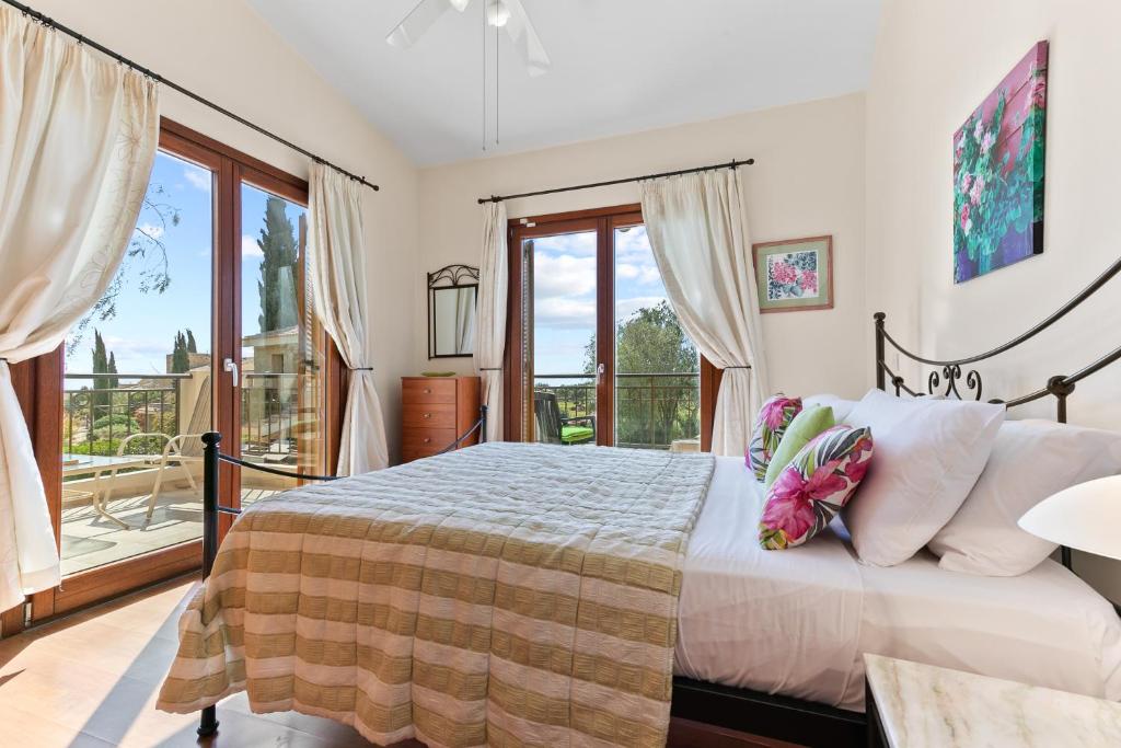 2 bedroom Villa Loukia with private pool and gardens Aphrodite Hills Resort 전경