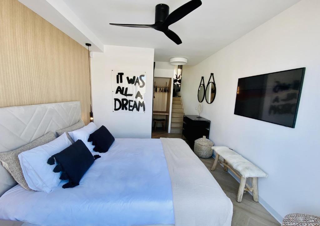 Palm Breeze Beachfront Suite - 1