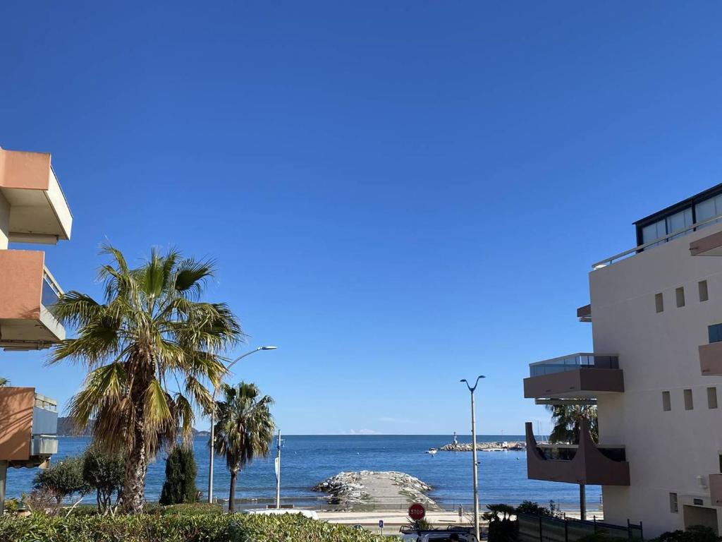 Studio climatisé avec jardin en front de mer, proche commerces, garage fermé - FR-1-100-334 - 1
