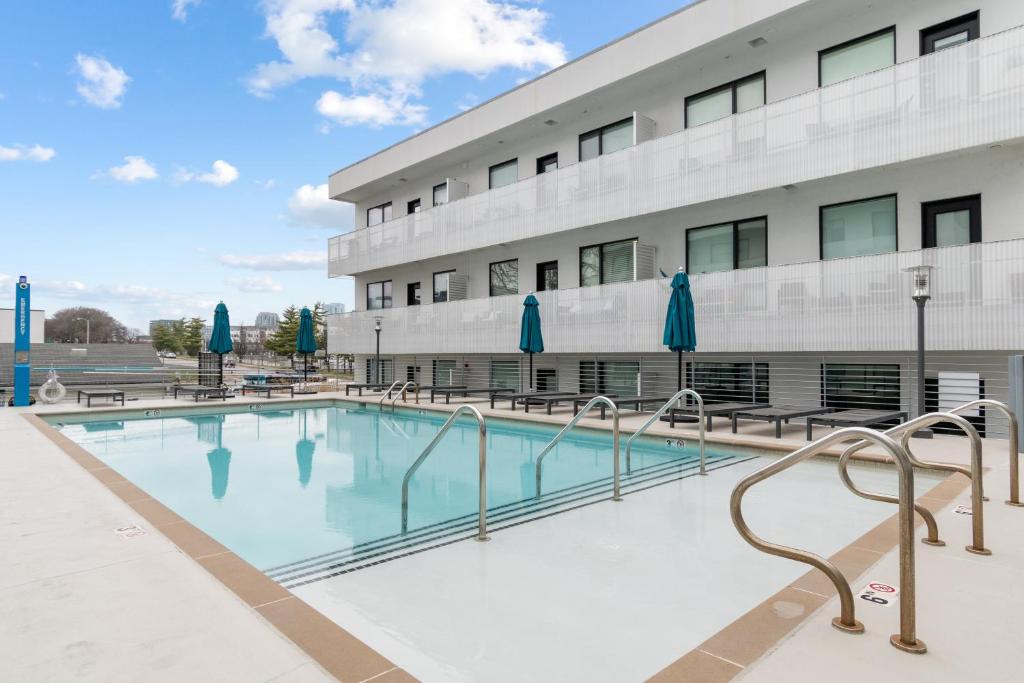 Modern, Music Row, Central, Pool, Gym, Nashville