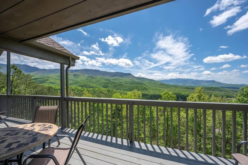 Access to 3 pools & pickleball! View! Shuffleboard! Arcade! Hot Tub!, Gatlinburg