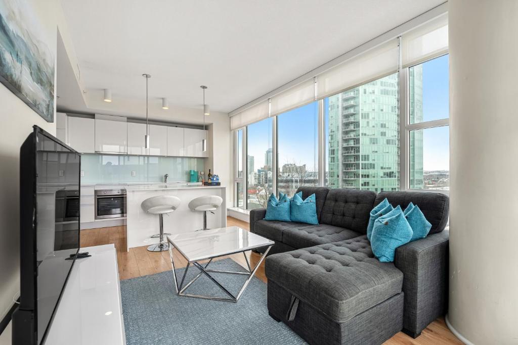 Walk to Bars, Casino, Stampede & Saddledome PLUS FREE Bonus Banff Pass, Parking & Wine!, Calgary