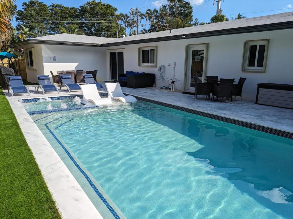 Cozy Fun-Size Getaway + Pool&Spa 5 mins to Beach, Fort Lauderdale