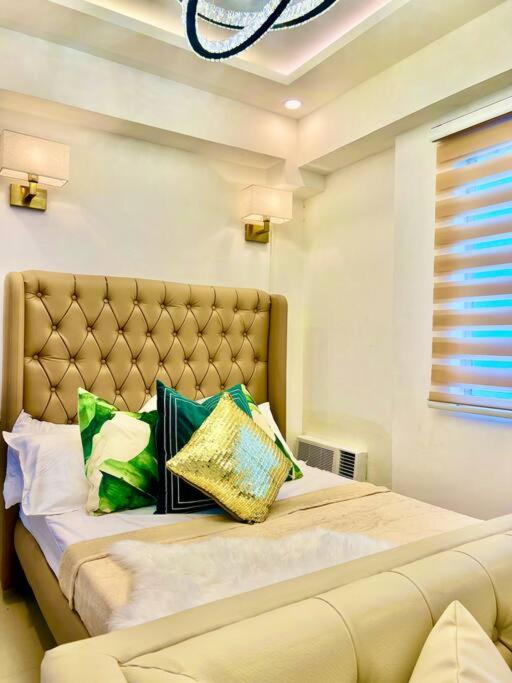 Condo Near Airport Okada MOA w/ 60 inch smart TV, Manila