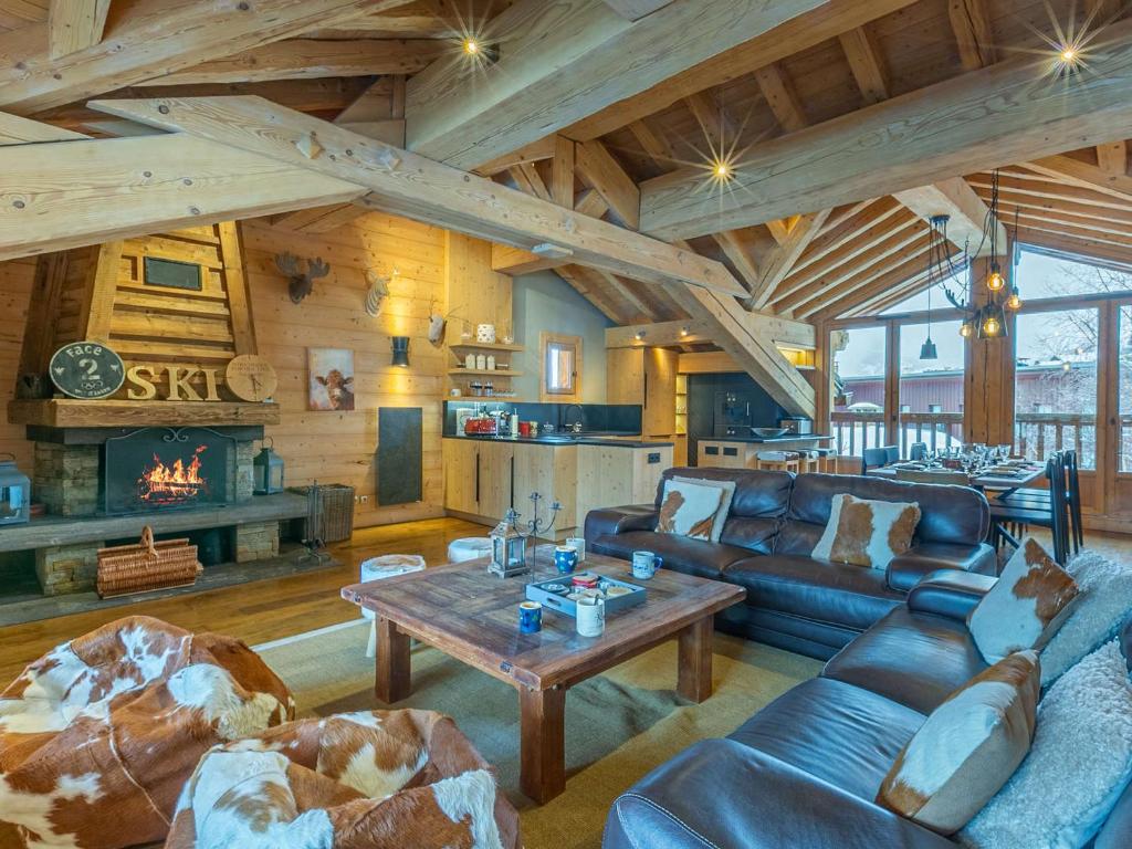 Chalet de Standing avec Cheminée et Sauna, Proche du Centre de Val-d'Isère - FR-1-694-14 - 1