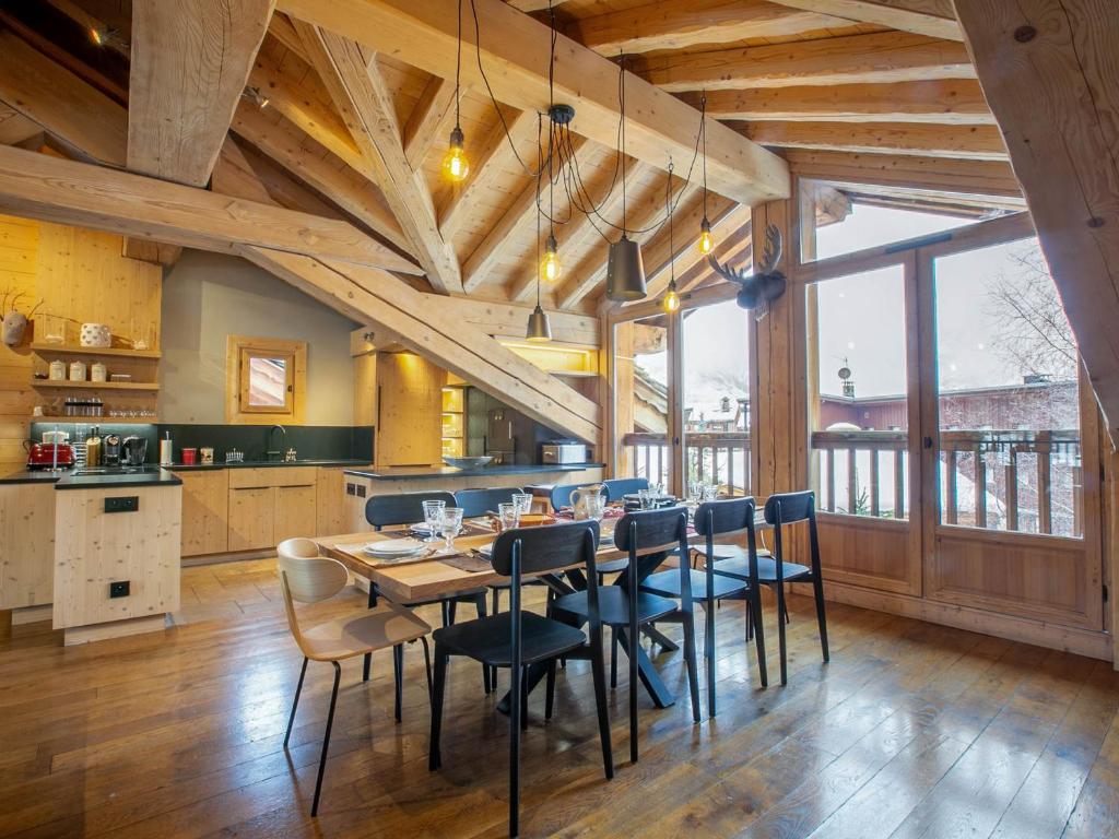 Chalet de Standing avec Cheminée et Sauna, Proche du Centre de Val-d'Isère - FR-1-694-14 - 4