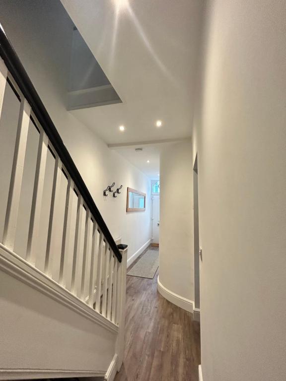 House - Sleeps 6 Pet Friendly & Courtyard photo 6