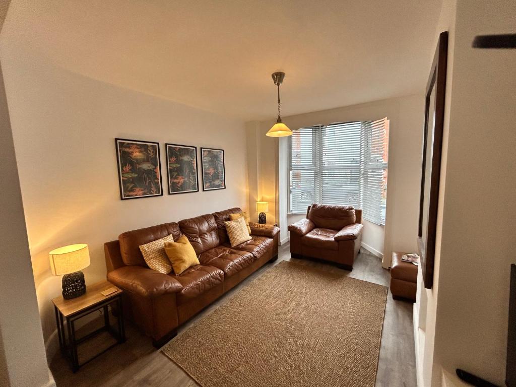 House - Sleeps 6 Pet Friendly & Courtyard photo 2