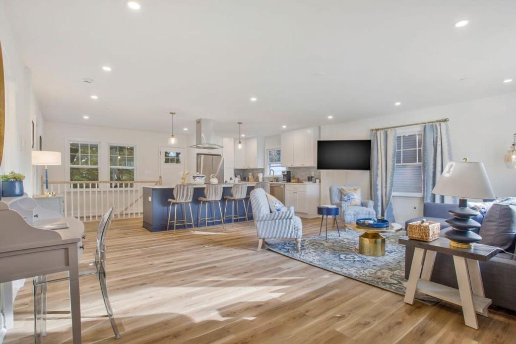 Stylish + fresh bungalow 2 blocks from N-MC Stadium, Annapolis