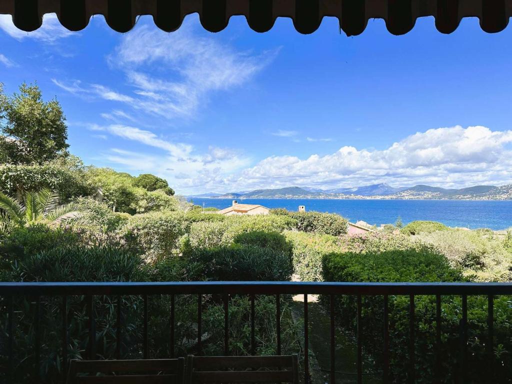 LA BAIE Studio cabine climatisé, vue mer, pour 4 personnes avec piscine sur la presqu'île de Giens à Hyères - 1