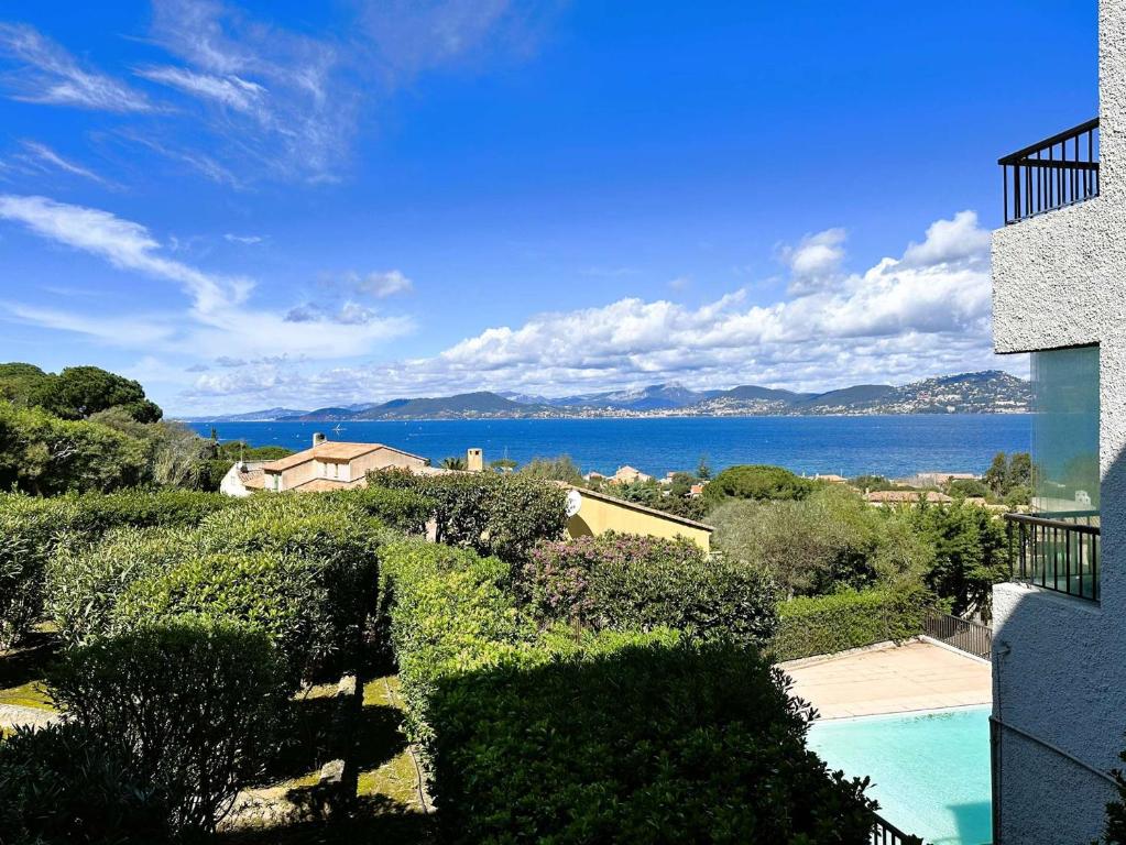 LA BAIE Studio cabine climatisé, vue mer, pour 4 personnes avec piscine sur la presqu'île de Giens à Hyères - 2