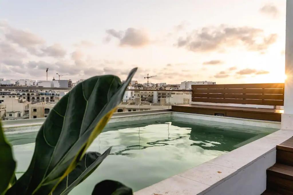 Luxurious & Stylish Penthouse with Private Pool, Msida