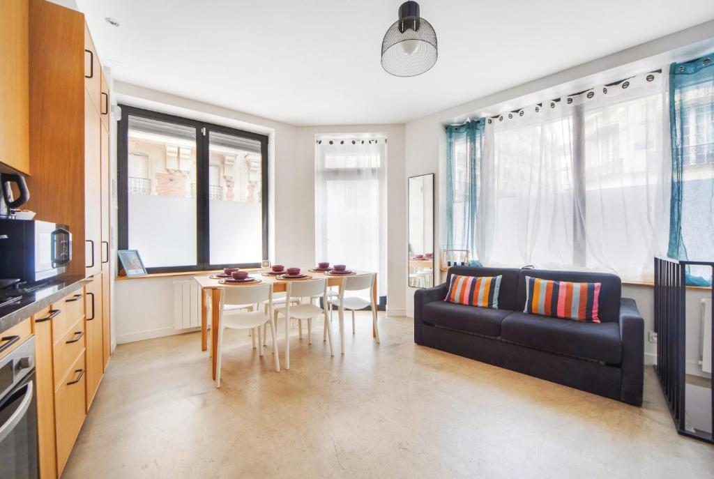 Large Flat Very Close to Montmartre - 2