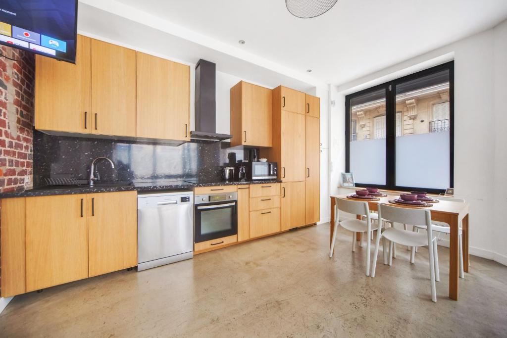 Large Flat Very Close to Montmartre - 3
