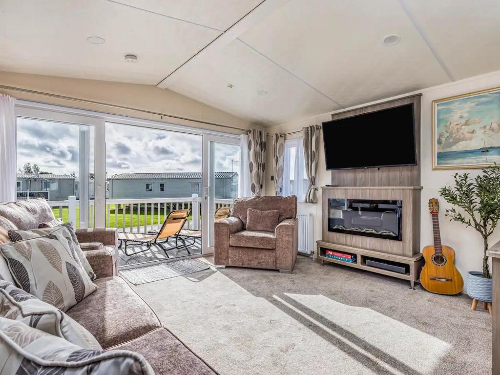 Pass the Keys Charming Chalet at Lakeside Park, Chichester