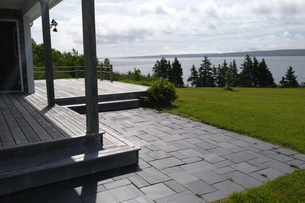 Beautiful oceanfront cottage, hotel in Guysborough
