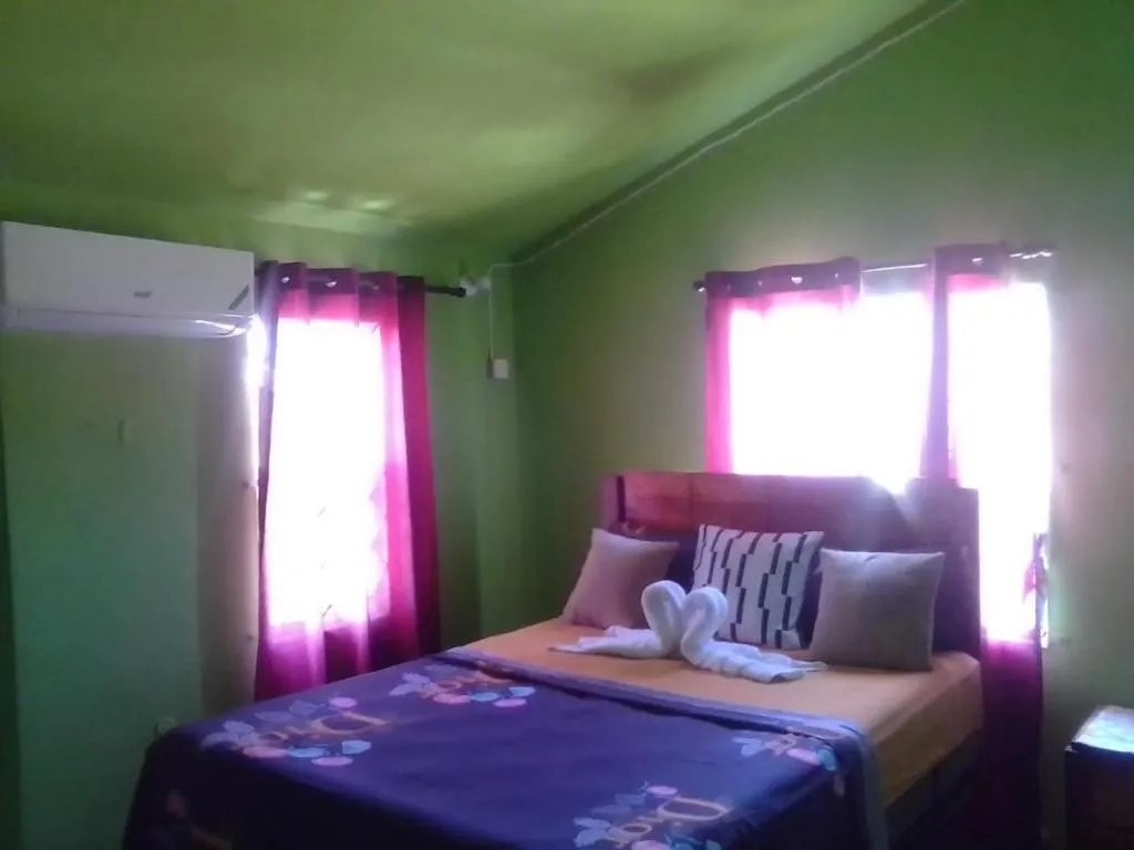 Cheerful 2-Bedroom Home in Falmouth Garden, hotel in Falmouth