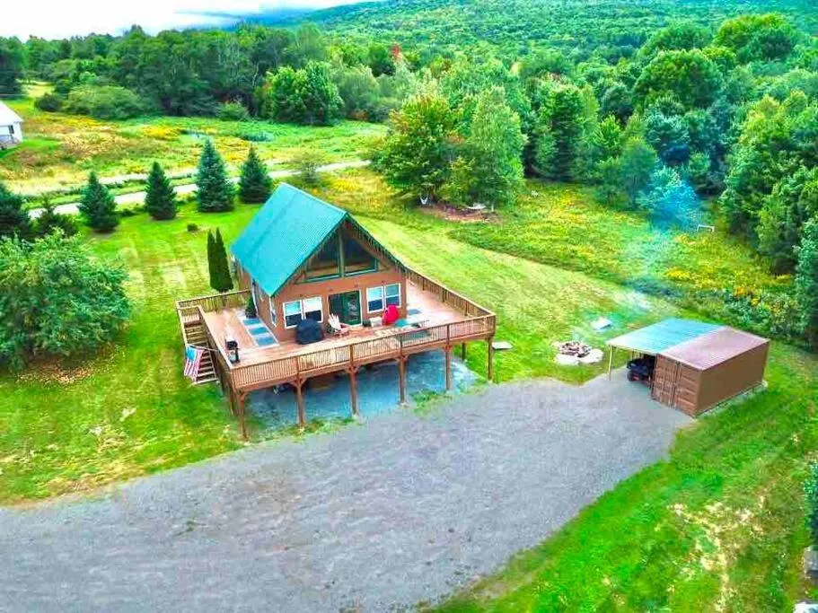 Journeys End Chalet - Minutes to Jay Peak!，位于Jay的酒店