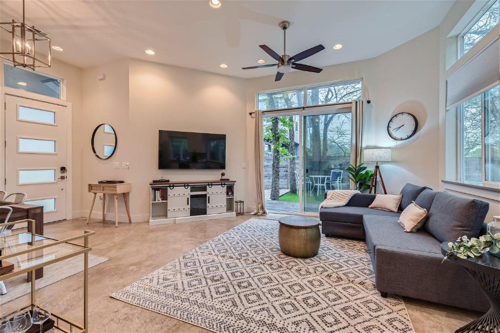 Off the hook in Austin with Chic 2BR Retreat plus Firepit, Austin