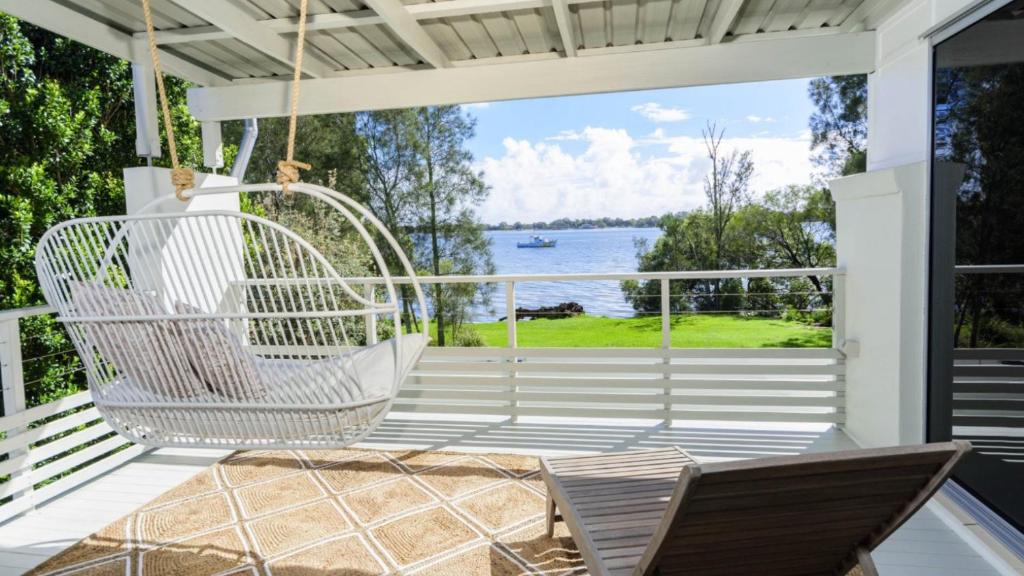 'serenity On Spinnaker', Sandstone Point