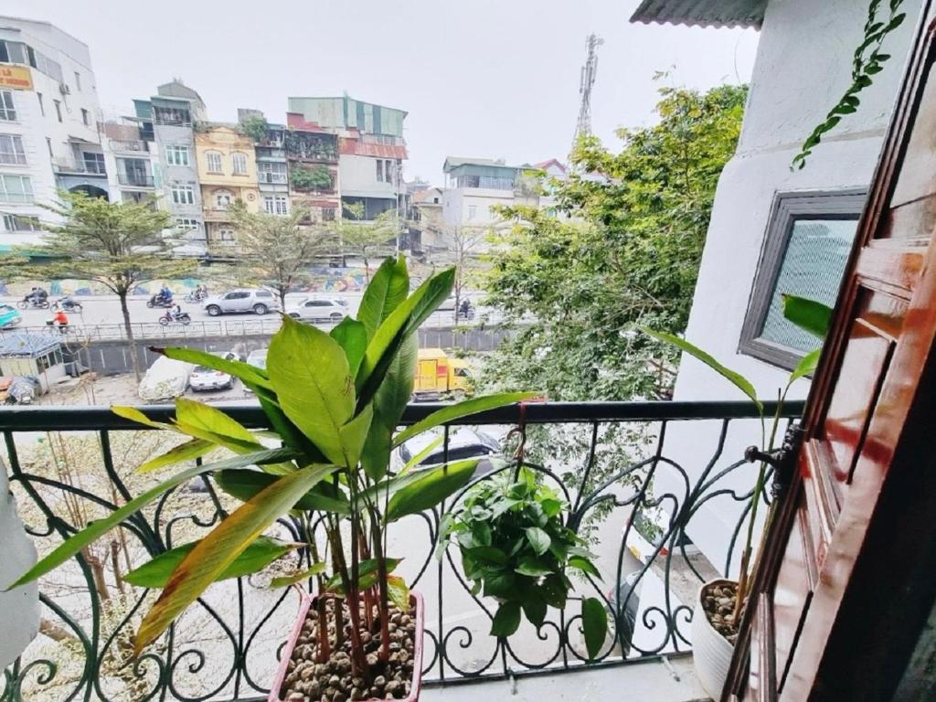 Amazing View, Natural View, 3' To Hoan Kiem Lake, Free Wifi, Netflix, 2 Beds, 1 Toilet-2 Showers