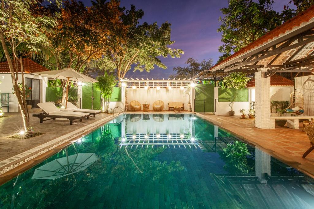 Swimming pool