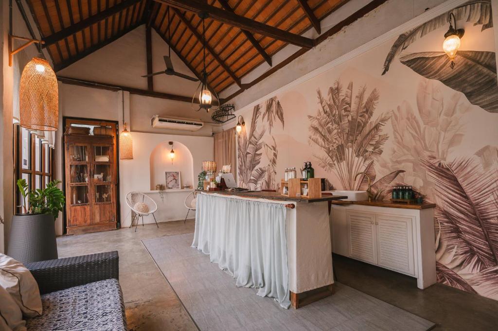 White Wall Riverfront Hotel