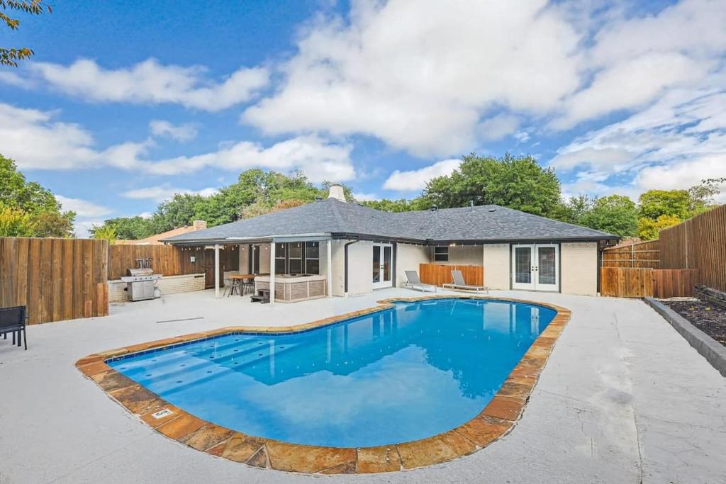 Gorgeous Sunny Home for Big Groups w Private Pool, Garland