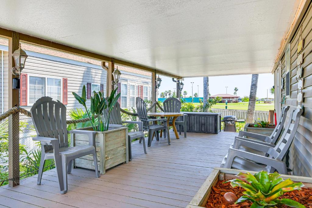 Resort-Style Perks and Deck at Port Isabel Home!, Port Isabel