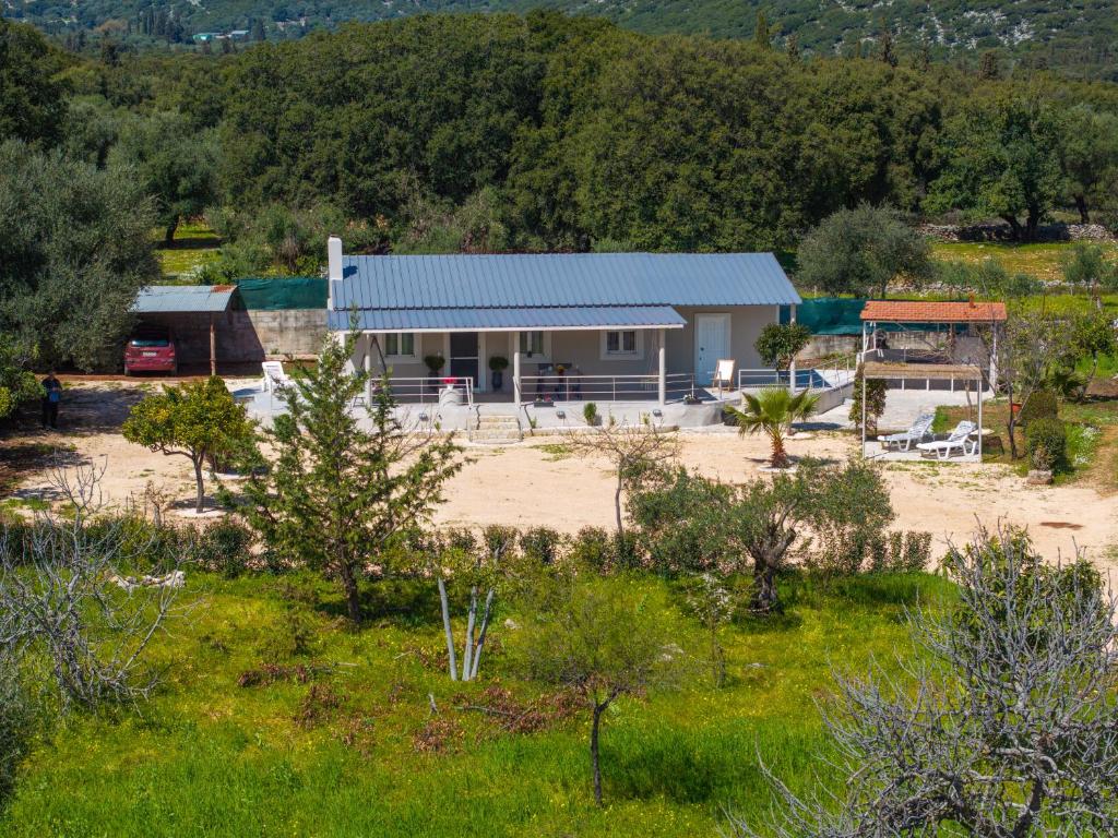 Julia's Home, Karavomylos