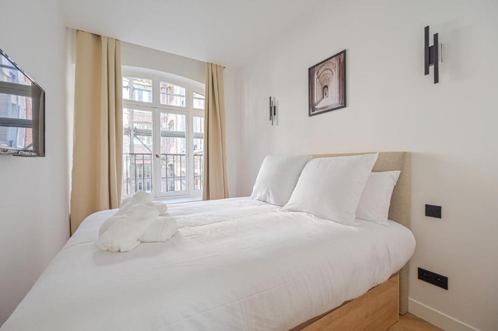 Luxurious & Famous Parisian Flat - 4
