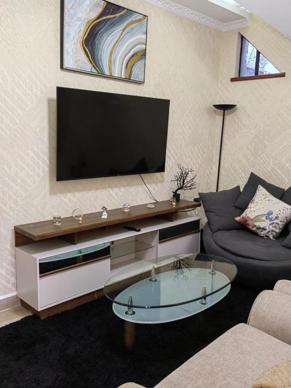 De Gold Nest Crib, Nairobi