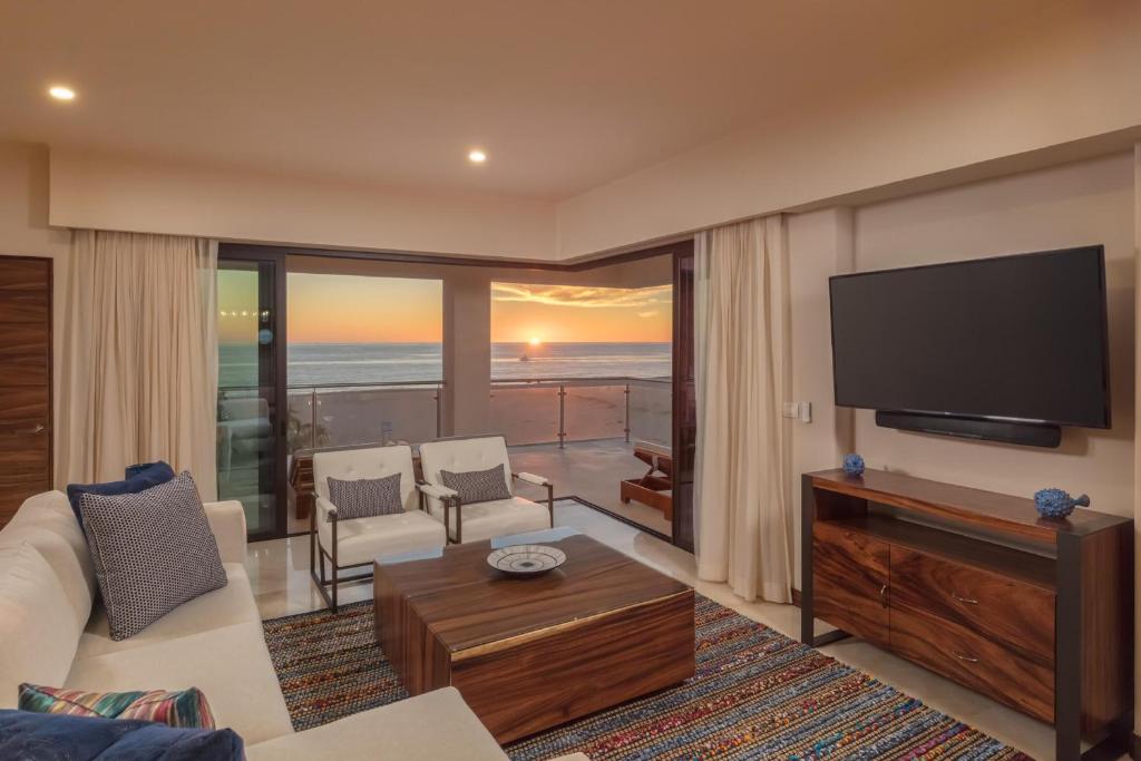 Beachfront 2 Bdrm Condo in Exclusive Diamante Golf - 2