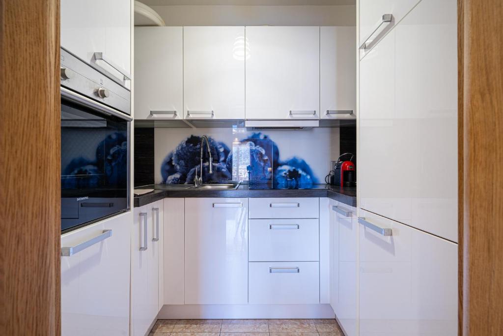 Lovely Studio with Panoramic City View - 4