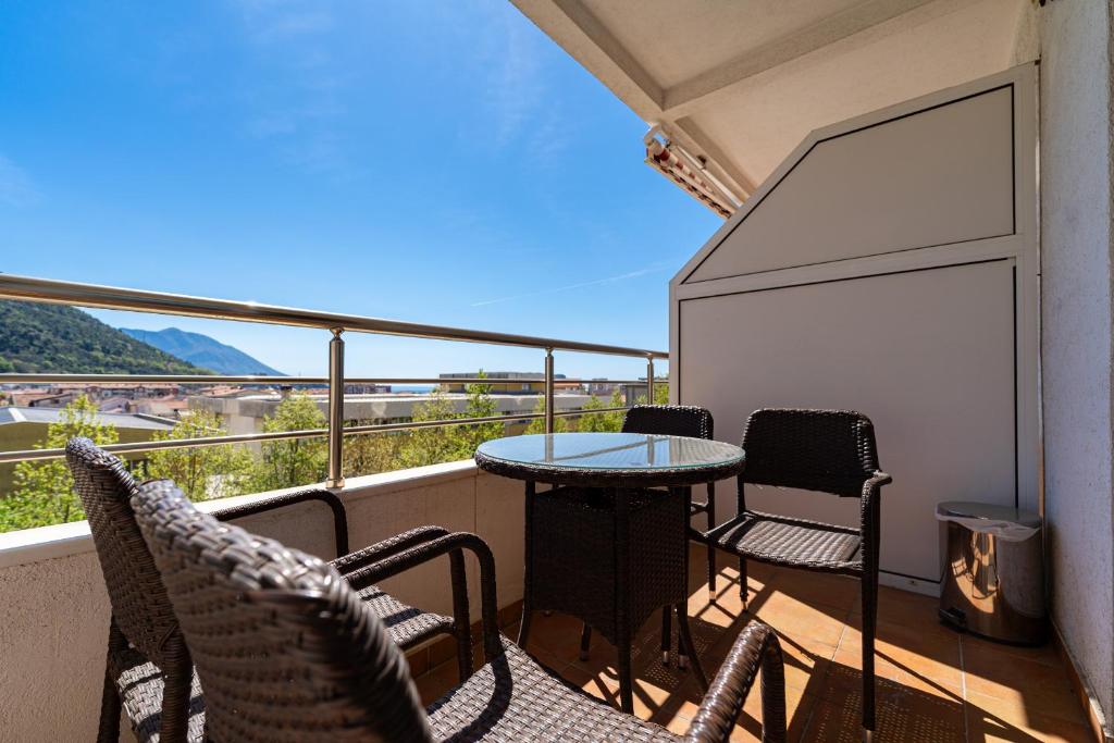 Lovely Studio with Panoramic City View - 3
