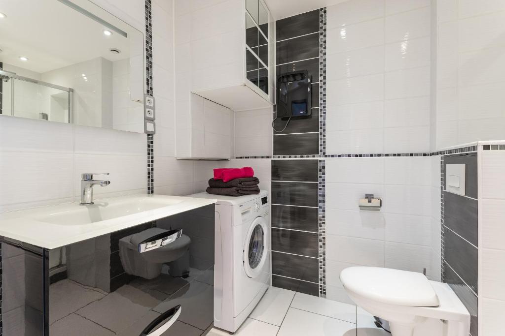 Shower, PINK port nature coursive naturiste in Agde