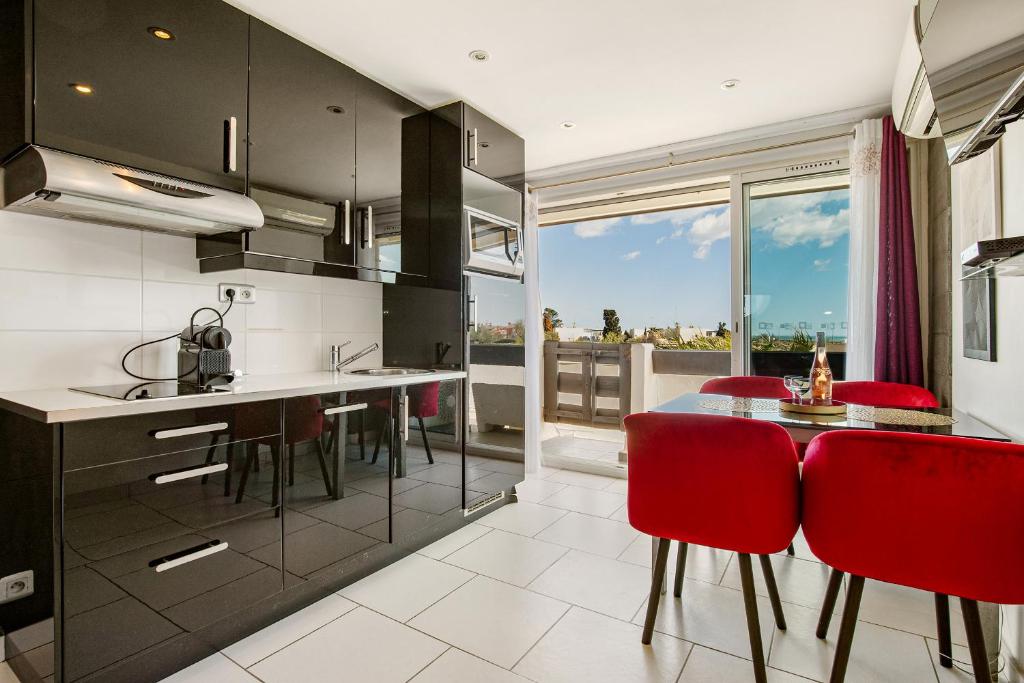 Kitchen, PINK port nature coursive naturiste in Agde