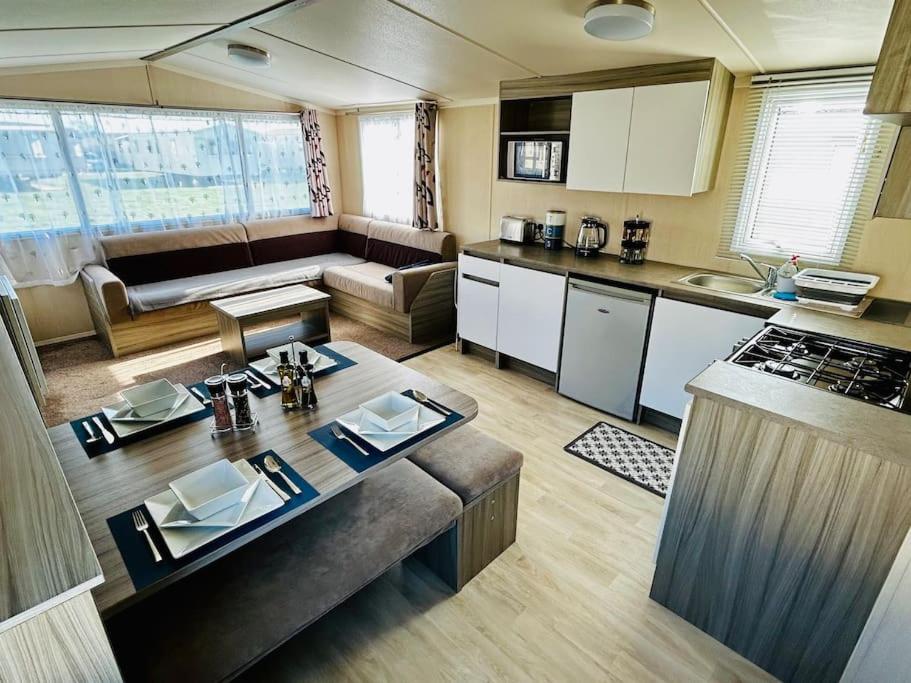 Charming Chamber with spacious relaxing area, Pagham