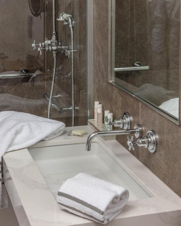 Paris Hotel Lancaster Additional