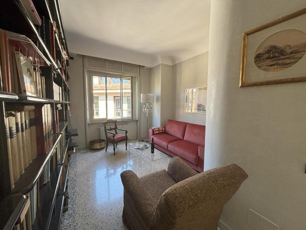 HomyCare Stylish apartment with jacuzzi & balcony steps from Duomo - 1