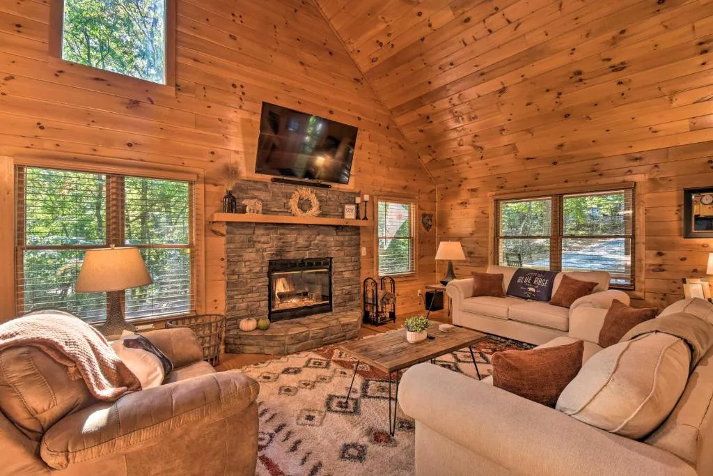 Blue Ridge Cabin Hot Tub, Fire Pit and Grill!，位于蓝岭的酒店