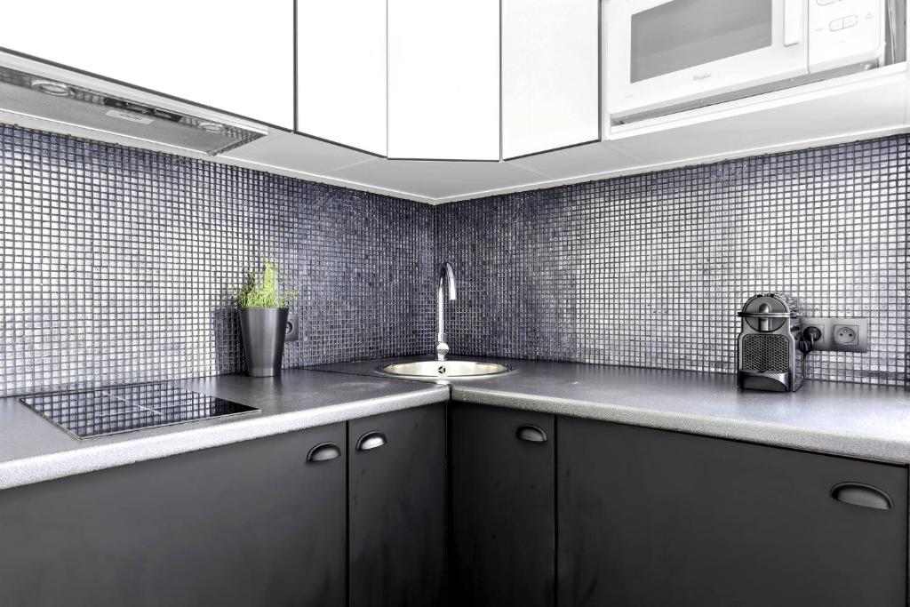 Lovely top floor studio near Montmartre - 5
